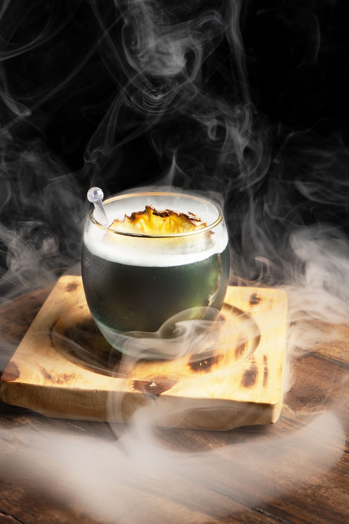 Smoke-covered cocktail on a wooden stand (Pexels, KKSR)